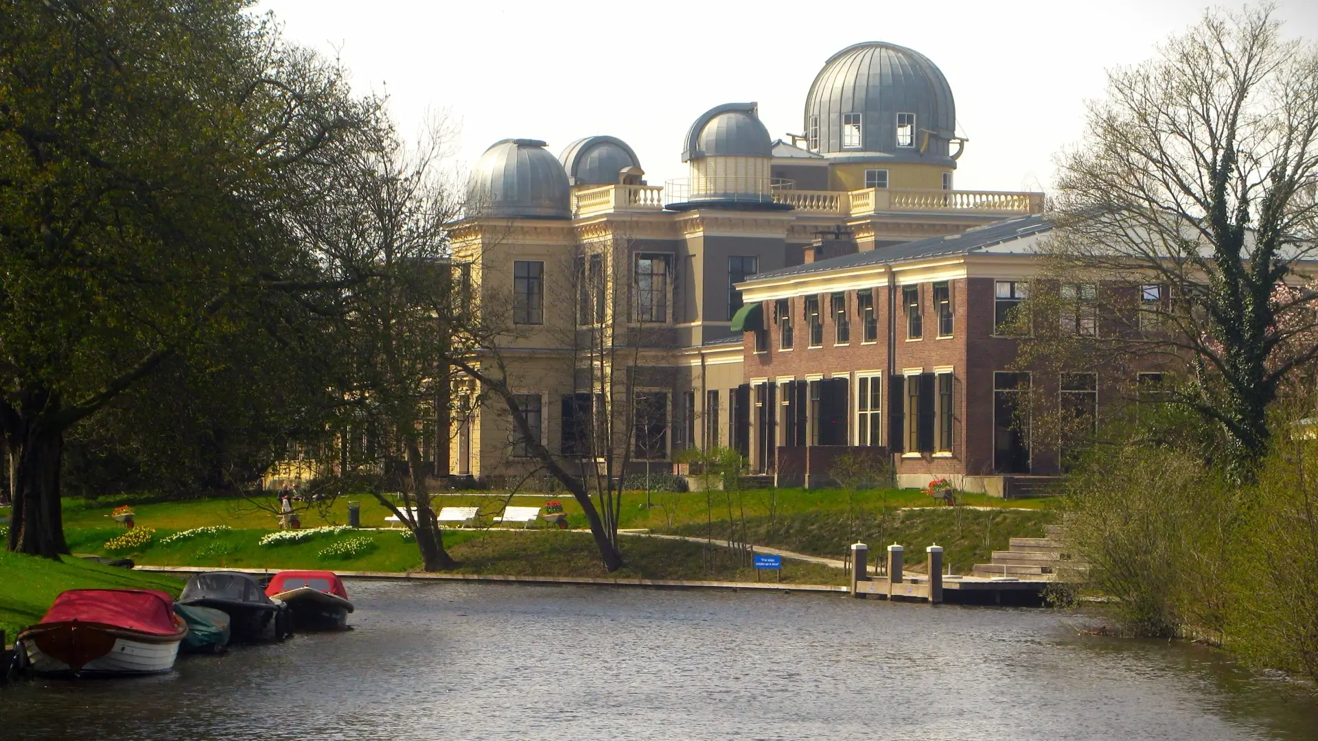 The old observatory in Leiden, where many Honours classes are taught.